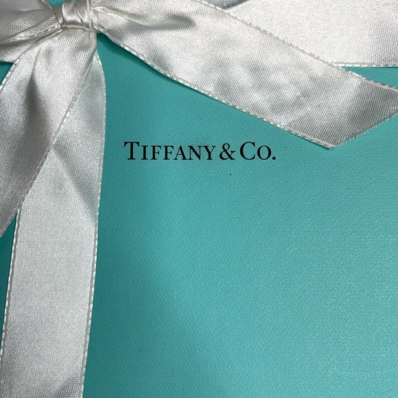 Tiffany & Co. Blue Box with White Ribbon - Picture 2 of 12
